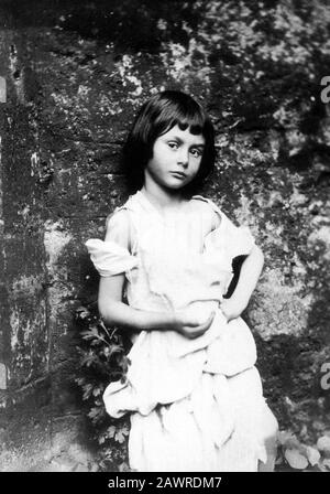 1858 , GRAN BRETAGNA : Alice Liddell come 'la cameriera mendicante' ( il modello della piccola Muse per ALICE NEL PAESE DELLE MERAVIGLIE - 1865 ) raffigurano il fotografo Foto Stock