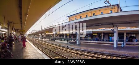 Pisa, ITALIA - Luglio 06, 2019: La stazione ferroviaria di Pisa Centrale è la stazione centrale della città italiana di Pisa. La stazione Foto Stock