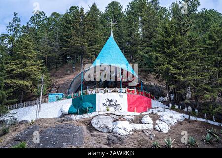 Il santuario Reina de México alla Vergine di Guadalupe ad Angangueo, Michoacan, Messico. Angangugueo è una piccola e remota cittadina di montagna e il punto di ingresso al Santuario delle farfalle di Sierra Chinccua Monarch. Foto Stock