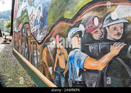 Un murale dipinto su un edificio che celebra la storia di Angangugueo, Michoacan, Messico. Angangugueo è una piccola e remota cittadina di montagna e il punto di ingresso al Santuario delle farfalle di Sierra Chinccua Monarch. Foto Stock