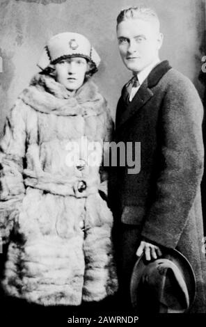 1921 , New York, USA : lo scrittore americano FRANCIS SCOTT FITZGERALD ( 1896 - 1940 ) con moglie Zelda Sayre ) - SCRITTORE - LETTERATO - LETTERATURA - Foto Stock