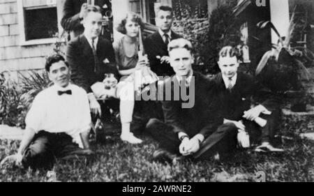 1920, Compo Beach , WESPORT , USA : lo scrittore americano FRANCIS SCOTT FITZGERALD ( 1896 - 1940 ) con moglie Zelda Sayre ( 1899 - 1948 ) e amici Foto Stock