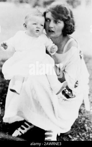 1922 , estate , USA : Zelda Sayre ( 1899 - 1948 ), moglie dello scrittore americano FRANCIS SCOTT FITZGERALD ( 1896 - 1940 ) con la figlia SCOTTIE a White Foto Stock