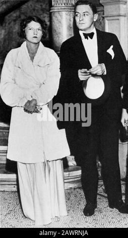 1932 , BALTIMORA, USA : lo scrittore americano FRANCIS SCOTT FITZGERALD ( 1896 - 1940 ) con moglie Zelda Sayre ) a prémiére di cena cinematografica A OTTO da Foto Stock