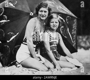 1933 , estate , USA : Zelda Sayre ( 1899 - 1948 ), moglie dello scrittore americano FRANCIS SCOTT FITZGERALD ( 1896 - 1940 ) con la figlia SCOTTIE in spiaggia Foto Stock