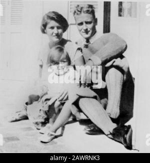 1924 , Francia : LO scrittore americano FRANCIS SCOTT FITZGERALD ( 1896 - 1940 ) con moglie Zelda Sayre ) e figlia Scottie in costa Azzurra - SCRITT Foto Stock