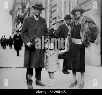 1925 , Parigi , Francia : LA scrittrice americana FRANCIS SCOTT FITZGERALD ( 1896 - 1940 ) con la moglie Zelda Sayre ) e la figlia Scottie - SCRITTORE - LETT Foto Stock