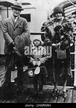 1925 , USA : LA scrittrice americana FRANCIS SCOTT FITZGERALD ( 1896 - 1940 ) con la moglie Zelda Sayre ) e la figlia Scottie diretta verso l'Europa - SCRITTOR Foto Stock