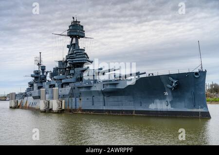 La storica nave da guerra USS Texas attraccò vicino al sito storico dello stato di battaglia di San Jacinto. Houston, Texas, Stati Uniti. Foto Stock