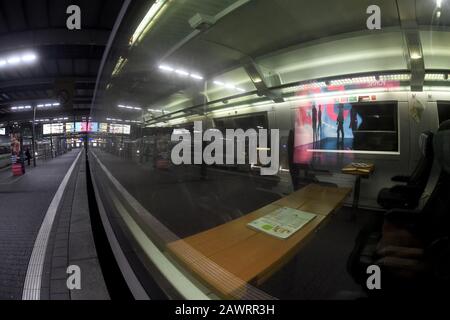 Monaco, Germania. 09th Feb, 2020. Nella sala principale della stazione principale della capitale di Monaco c'è un treno vuoto, nelle cui finestre pubblicità poster sono riflessi Stormtief 'SoCa' ha interrotto il traffico in gran parte della Germania. Credito: Felix Hörhager/Dpa/Alamy Live News Foto Stock