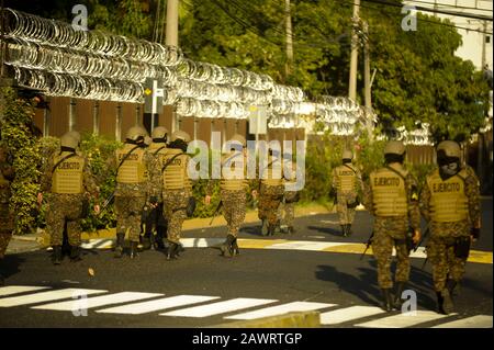 San Salvador, El Salvador. 9th Feb, 2020. I soldati lasciano il Congresso Salvadoran dopo aver preso parte ad un tentativo di autocolpo.il Presidente Salvadoran Nayib Bukele è riuscito a raggiungere il Congresso accompagnato da decine di soldati e ha minacciato i legislatori di approvare un prestito per un piano di sicurezza dopo aver convocato una sessione di congresso di emergenza.Bukele ha tenuto un rally al di fuori del Congresso Salvadoran, dove una folla ha cantato slogan e minacce contro i legislatori. Credit: Latest Freedman/Zuma Wire/Alamy Live News Foto Stock