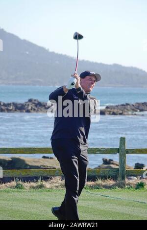 Spiaggia di ciottoli, Stati Uniti. 09th Feb, 2020. Monterey, California, USA Febbraio 9th 2020 Phil Mickleson guida su 18th TEE l'ultimo giorno dell'evento AT&T Pro-Am PGA Golf a Pebble Beach, California, USA Credit: Motofoto/Alamy Live News Foto Stock