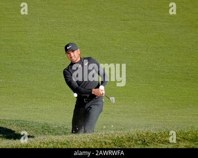 Spiaggia di ciottoli, Stati Uniti. 10th Feb, 2020. Monterey, California, USA Febbraio 9th 2020 Jason Day chip a 18 nel giorno finale dell'evento AT&T Pro-Am PGA Golf a Pebble Beach, California, USA Credit: Motofoto/Alamy Live News Foto Stock