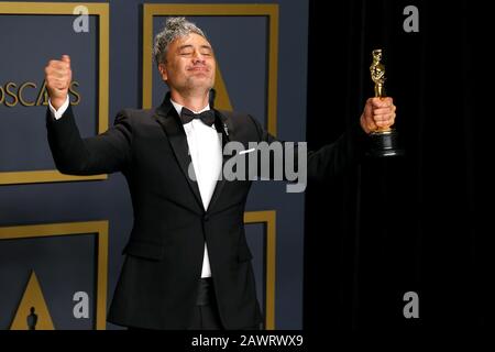 Hollywood, Stati Uniti. 09th Feb, 2020. Hollywood, CA - 9 FEBBRAIO: Taika Waititi posa nella sala stampa durante il 92nd annuale Academy Awards al Loews Hollywood Hotel il 9 febbraio 2020 a Hollywood, California. Foto: Christopher Victorio/Imagespace Credit: Imagespace/Alamy Live News Foto Stock