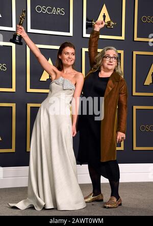 Carol Dysinger e Elena Andreicheva con il loro miglior documentario Corto Oscar per imparare a Skateboard in una zona di guerra (se Sei una ragazza) nella sala stampa al 92nd Academy Awards tenuto presso il Dolby Theatre di Hollywood, Los Angeles, USA. Foto Stock