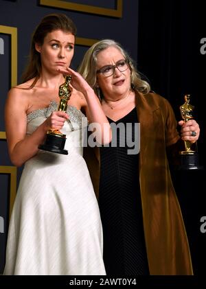 Carol Dysinger e Elena Andreicheva con il loro miglior documentario Corto Oscar per imparare a Skateboard in una zona di guerra (se Sei una ragazza) nella sala stampa al 92nd Academy Awards tenuto presso il Dolby Theatre di Hollywood, Los Angeles, USA. Foto Stock