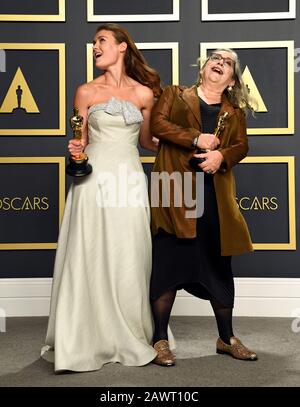 Carol Dysinger e Elena Andreicheva con il loro miglior documentario Corto Oscar per imparare a Skateboard in una zona di guerra (se Sei una ragazza) nella sala stampa al 92nd Academy Awards tenuto presso il Dolby Theatre di Hollywood, Los Angeles, USA. Foto Stock