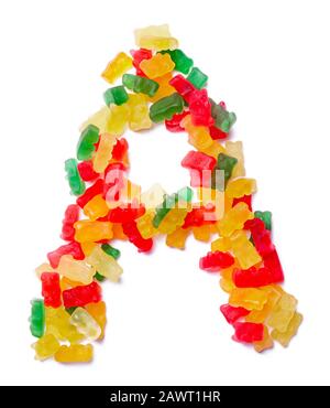Lettera A dell'alfabeto inglese da una marmellata da masticare multicolore su sfondo bianco isolato. Modello di cibo fatto ffrom bambini dolci orsi Foto Stock