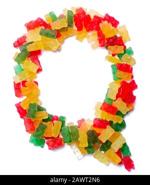 Lettera Q dell'alfabeto inglese da marmellata da masticare multicolore su sfondo bianco isolato. Modello di cibo fatto ffrom bambini dolci orsi Foto Stock