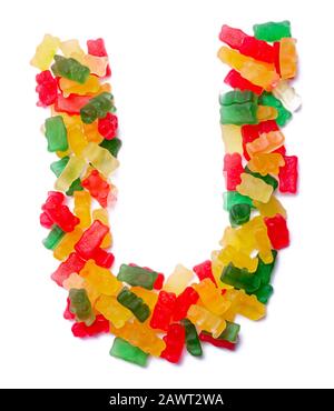 Lettera U dell'alfabeto inglese da una marmellata da masticare multicolore su sfondo bianco isolato. Modello di cibo fatto ffrom bambini dolci orsi Foto Stock