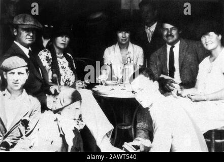 Leggendari espatriati Americani che bevono assenzio prima delle corride a Pamplona , Spagna , 1926 . Da sinistra a destra : artista americano GERAL MURPHY Foto Stock