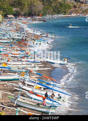 Jukungs tradizionale (outrigger pesca / canoe a vela) su Amed Beach a Bali orientale. Foto Stock