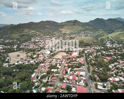 Matagalpa città uccello vista su luminoso giorno di sole Foto Stock