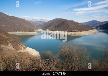 Lago di Zhinvali sulla strada militare georgiana, Georgia Foto Stock