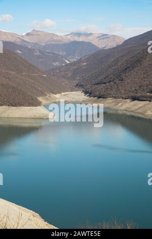 Lago di Zhinvali sulla strada militare georgiana, Georgia Foto Stock