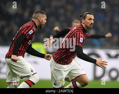 Milano, Italia. 9th Feb, 2020. Lo Zlatan Ibrahimovic (R) di AC Milan celebra durante una serie UNA partita di calcio tra FC Inter e AC Milan a Milano, Italia, 9 febbraio 2020. Credito: Alberto Lingria/Xinhua/Alamy Live News Foto Stock