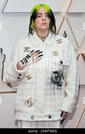 Hollywood, Stati Uniti. 09th Feb, 2020. Billie Eilish camminando sul tappeto rosso al 92nd Annual Academy Awards tenuto al Dolby Theatre di Hollywood, California il 9 febbraio 2020. (Foto Di Anthony Behar/Sipa Usa) Credito: Sipa Usa/Alamy Live News Foto Stock