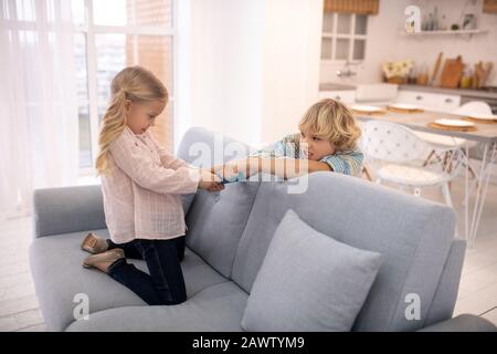 I bambini combattono, tirano il tablet e si sentono aggressivi Foto Stock