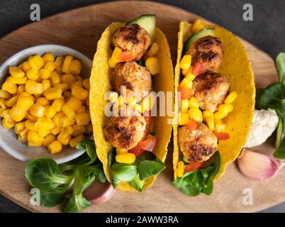 delizioso taco fatto in casa con polpette vegane e verdure. Foto Stock