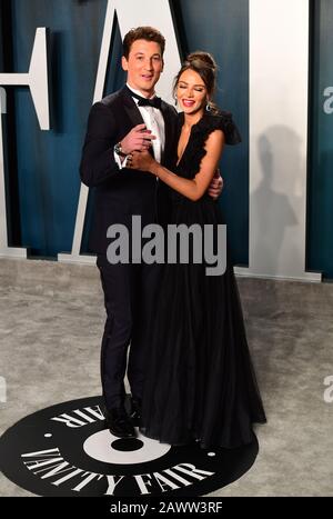 Miles Teller e Keleigh Sperry partecipano al Vanity Fair Oscar Party, che si tiene presso il Wallis Annenberg Center for the Performing Arts di Beverly Hills, Los Angeles, California, Stati Uniti. Foto Stock