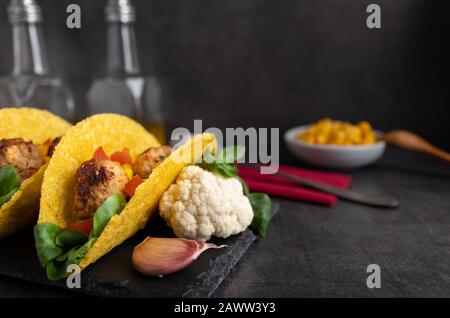 delizioso taco fatto in casa con polpette vegane e verdure. Foto Stock