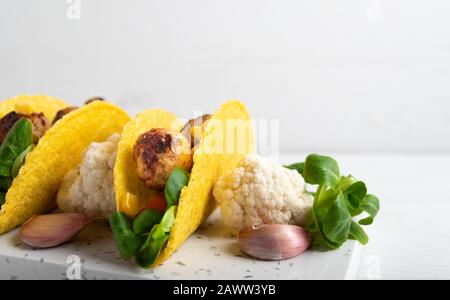 delizioso taco fatto in casa con polpette vegane e verdure. Foto Stock