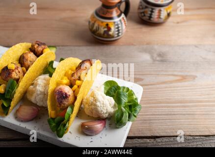 delizioso taco fatto in casa con polpette vegane e verdure. Foto Stock