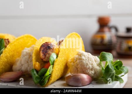 delizioso taco fatto in casa con polpette vegane e verdure. Foto Stock