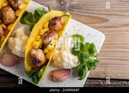 delizioso taco fatto in casa con polpette vegane e verdure. Foto Stock