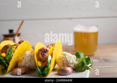 delizioso taco fatto in casa con polpette vegane e verdure. Foto Stock