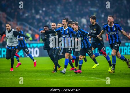 I giocatori del FC Internazionale celebrano la vittoria durante il FC Internazionale vs AC Milan, Milano, Italia, 09 Feb 2020, Campionato italiano di Calcio una partita di calcio Foto Stock