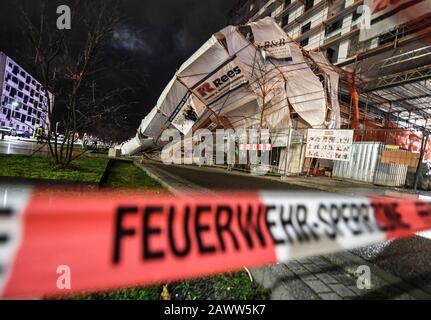 Friburgo, Germania. 10th Feb, 2020. Un ponteggio è stato rovesciato a causa di raffiche di uragano della tempesta 'Sabina'. Ha causato molti danni in Germania. Credito: Patrick Seeger/Dpa/Alamy Live News Foto Stock