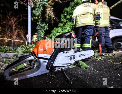 Friburgo, Germania. 10th Feb, 2020. Un albero è caduto su una macchina a causa delle raffiche della tempesta 'Sabina'. Una sega a catena del reparto antincendio si trova di fronte alla vettura. Il livello di tempesta ha causato numerosi danni in Germania. Credito: Patrick Seeger/Dpa/Alamy Live News Foto Stock