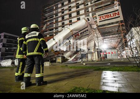 Friburgo, Germania. 10th Feb, 2020. Un ponteggio è stato rovesciato a causa di raffiche di uragano della tempesta 'Sabina'. Ha causato molti danni in Germania. Credito: Patrick Seeger/Dpa/Alamy Live News Foto Stock