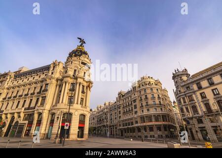 Madrid Spagna, skyline della città alla famosa Gran Via via dello shopping Foto Stock