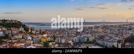 Lisbona Portogallo veduta aerea tramonto panorama città skyline nel quartiere di Lisbona Baixa e Saint George Castle Foto Stock