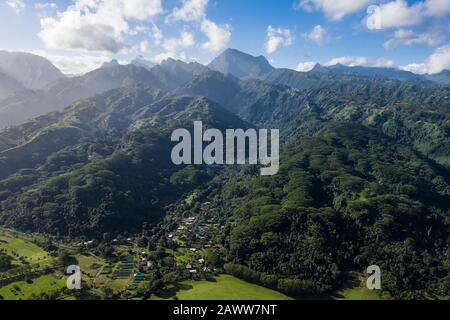 Montagne sulla costa meridionale di Tahiti, Tahiti, Polinesia francese Foto Stock