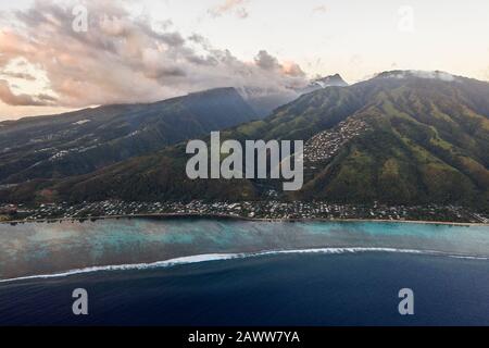 Vista aerea della costa ovest di Tahiti, Tahiti, Polinesia Francese Foto Stock