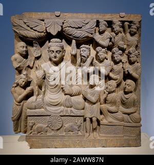 Quattro Scene dalla vita del Buddha - Primo sermone al Parco dei cervi a Sarnath - dinastia Kushan, da fine 2nd a inizio 3rd secolo DC, Gandhara, scista Foto Stock