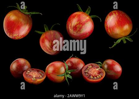 Pomodori marroni ciliegini con colseup isolato su sfondo nero Foto Stock